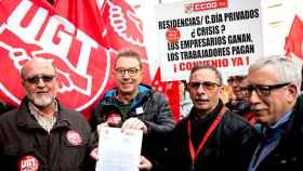 El secretario general de CCOO, Ignacio Fernández Toxo (d); el secretario general de Madrid, Jaime Cendrún (2-i), y el secretario general de UGT Madrid, Luis Miguel López Reillo (i), durante la concentración convocada hoy por ambos sindicatos ante la sede