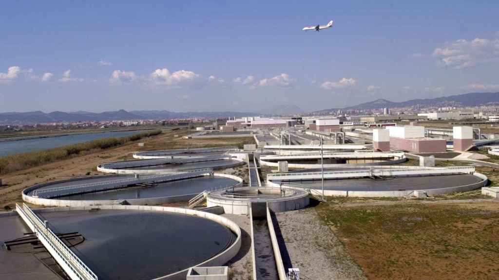 Depuradora del ACA en el delta del Llobregat / EFE