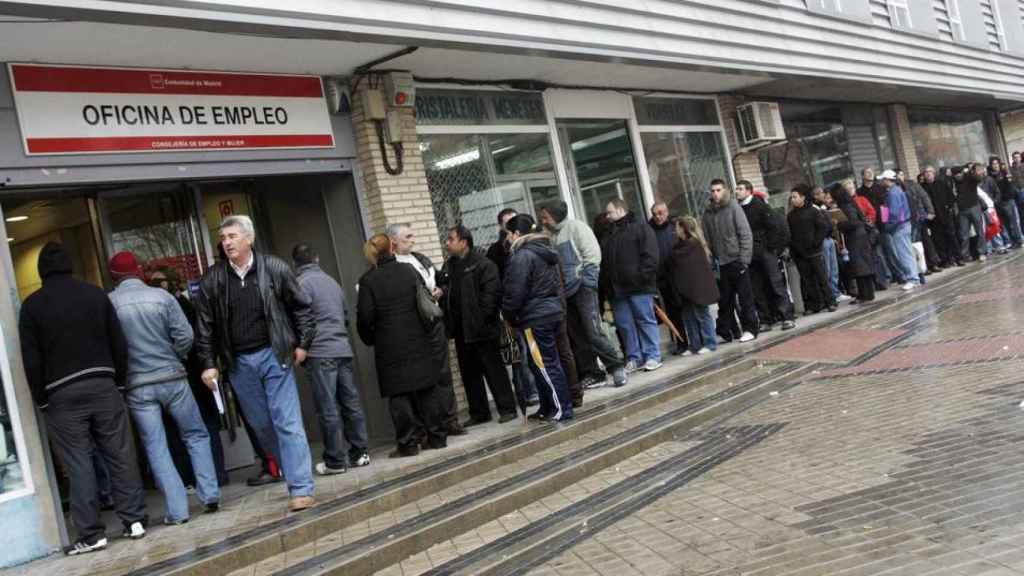 Un grupo de parados hace fila delante de una oficina de los Servicios Públicos de Empleo de España / EFE