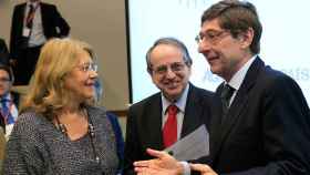 José Ignacio Goirigolzarri conversa con Elvira Rodríguez, presidenta de la CNMV, en presencia de Juan José Toribio, profesor del IESE.