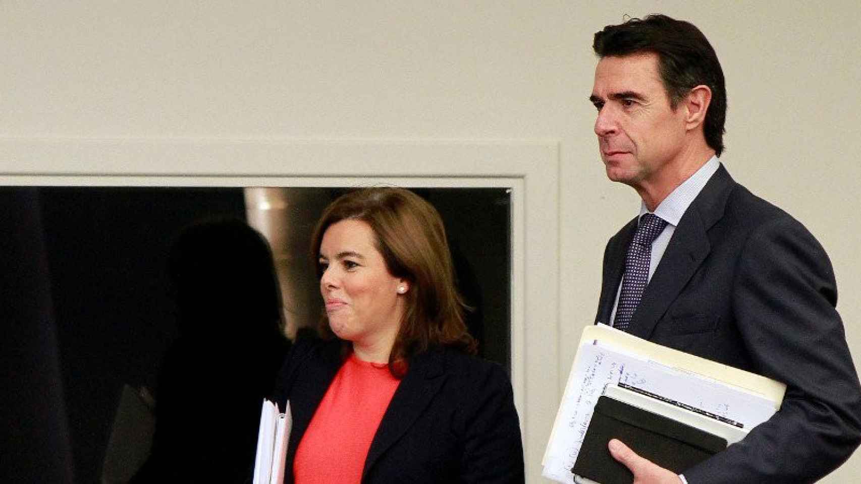 La vicepresidenta del Gobierno, Soraya Sáenz de Santamaría, y el ministro de Industria, José Manuel Soria, a la salida de un Consejo de Ministros.