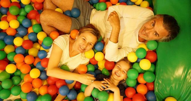 Una familia en una piscina de bolas / ACPI