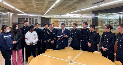 Visita de los guardiamarinas del buque-escuela de la armada española atracado en Barcelona a la UAO CEU, con su rector (c) Rafael Rodríguez-Ponga / UAO CEU