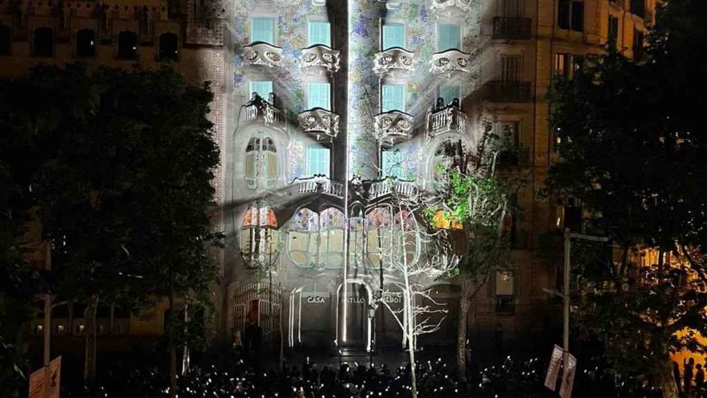 La fachada de la Casa Batlló con una proyección de Refik Anadol / CASA BATLLÓ