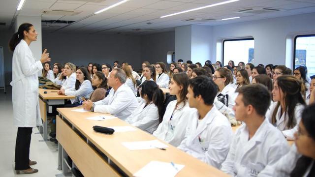 La importancia de la tech transfer. Varios alumnos en el aula de una universidad de Barcelona
