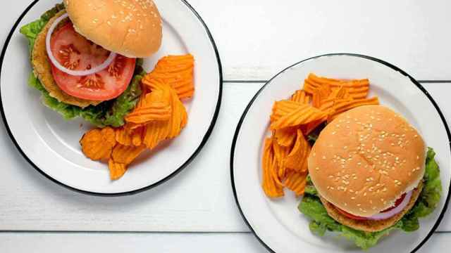 Dos hamburguesas veganas con su guarnición / UNSPLASH