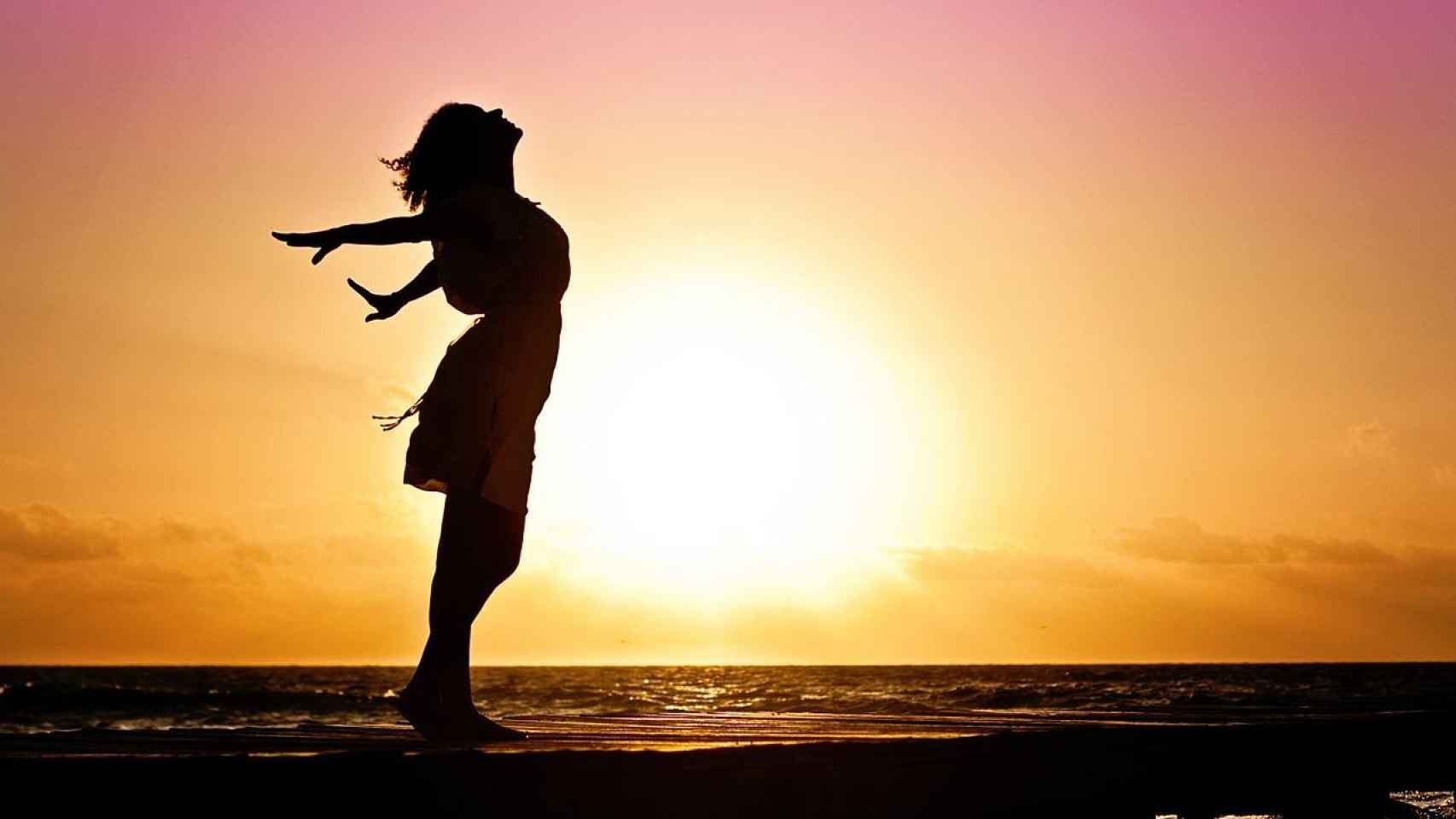 Mujer disfrutando del atardecer / CREATIVE COMMONS ¿Tu vida cambia cada siete años? Así es la teoría del septenio