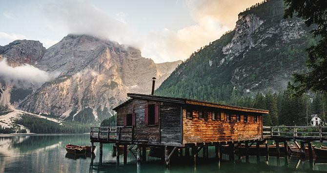 Casa junto al lago / UNSPLASH