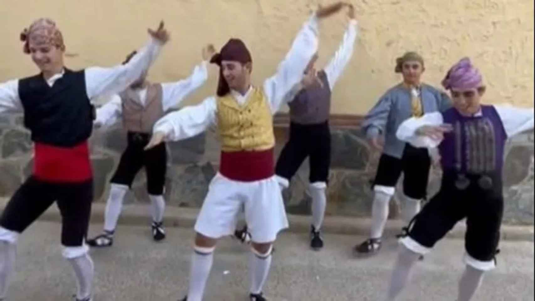 Unos jóvenes bailan jota TIKTOK