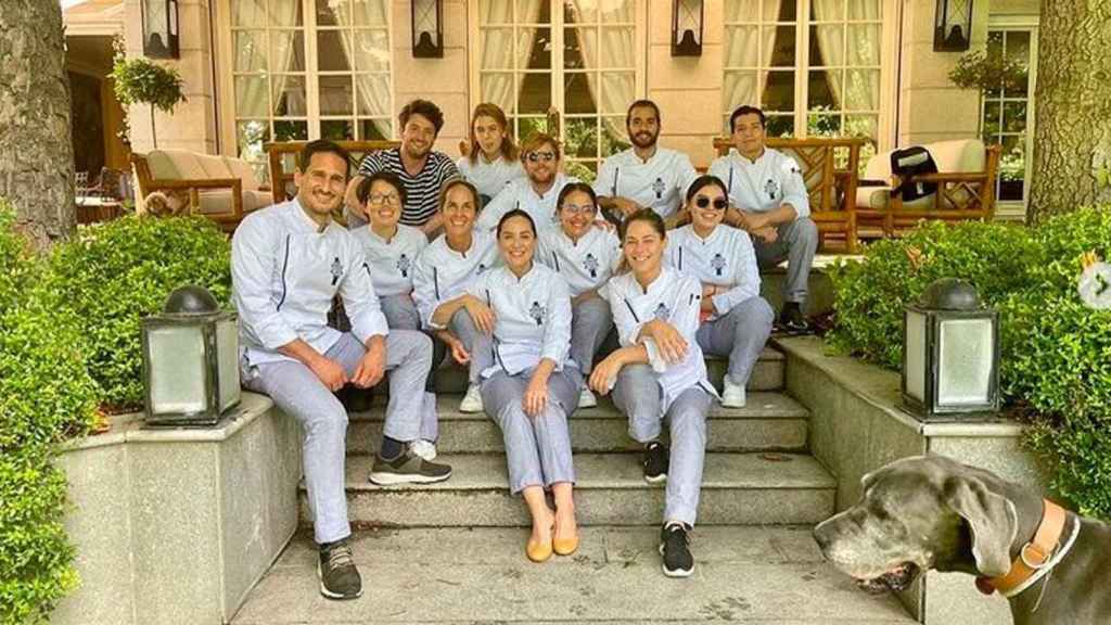 Tamara Falcó posa con sus compañeros de curso en el jardín de casa de la Preysler /INSTAGRAM