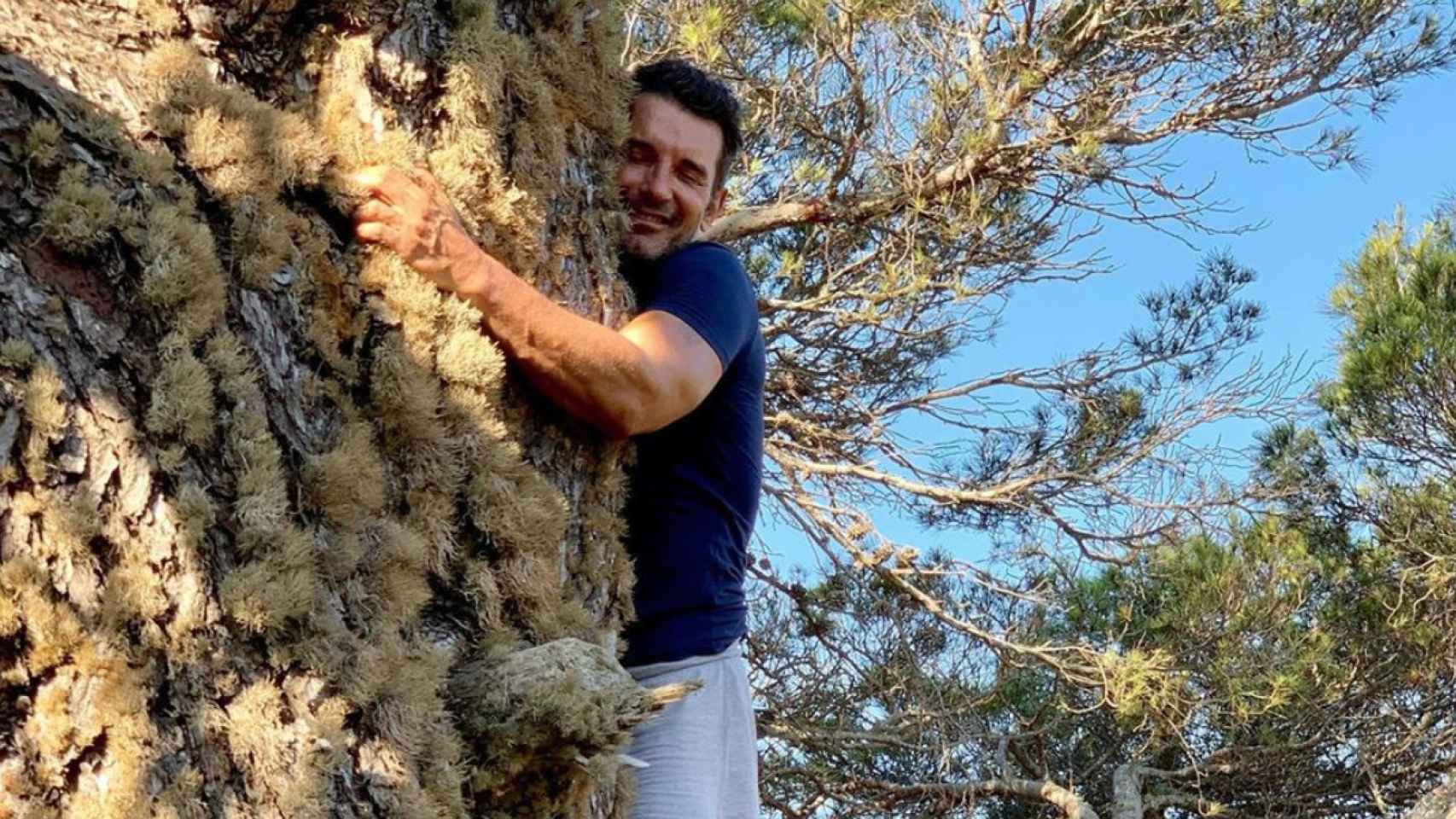 Jesús Vázquez se abraza a un árbol en plena naturaleza / INSTAGRAM