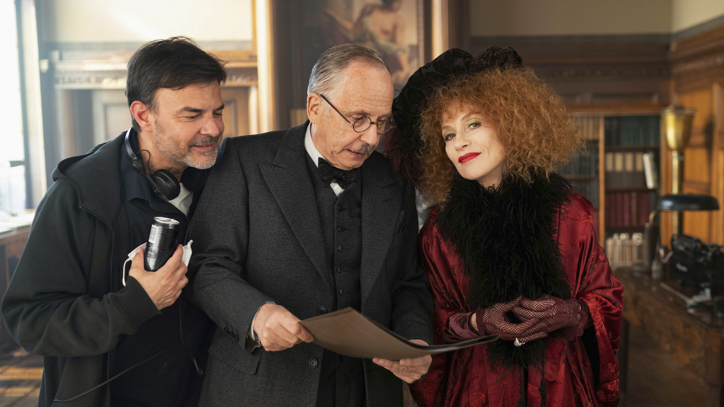 François Ozon, Fabrice Luchini e Isabelle Huppert en el rodaje de 'Mi crimen' / CARAMEL FILMS