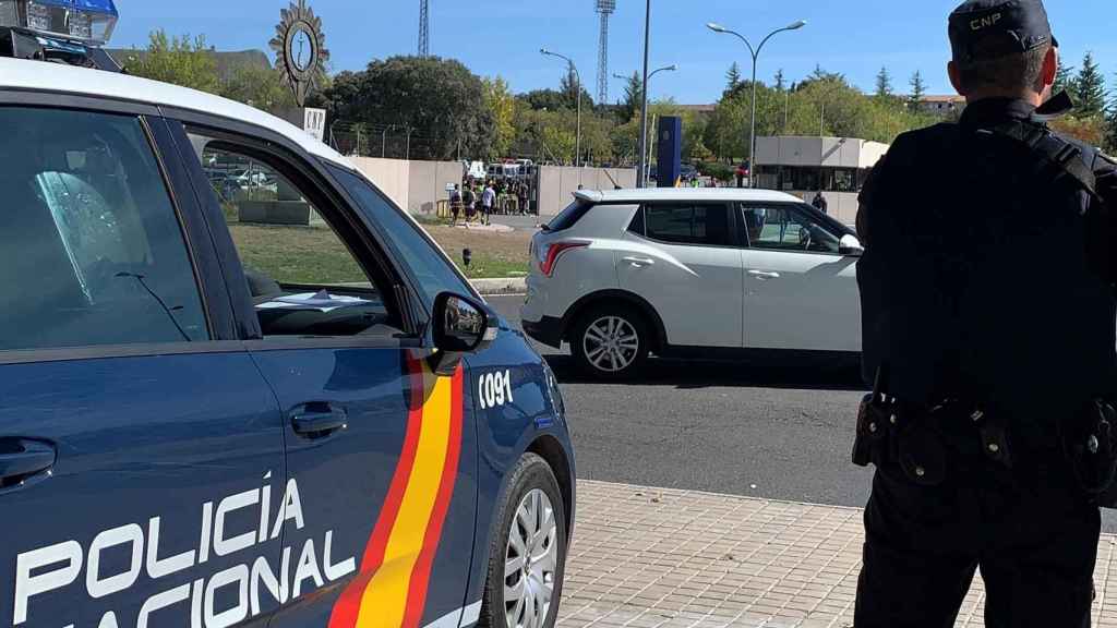 Un agente de la Policía Nacional junto a un vehículo del cuerpo / EP