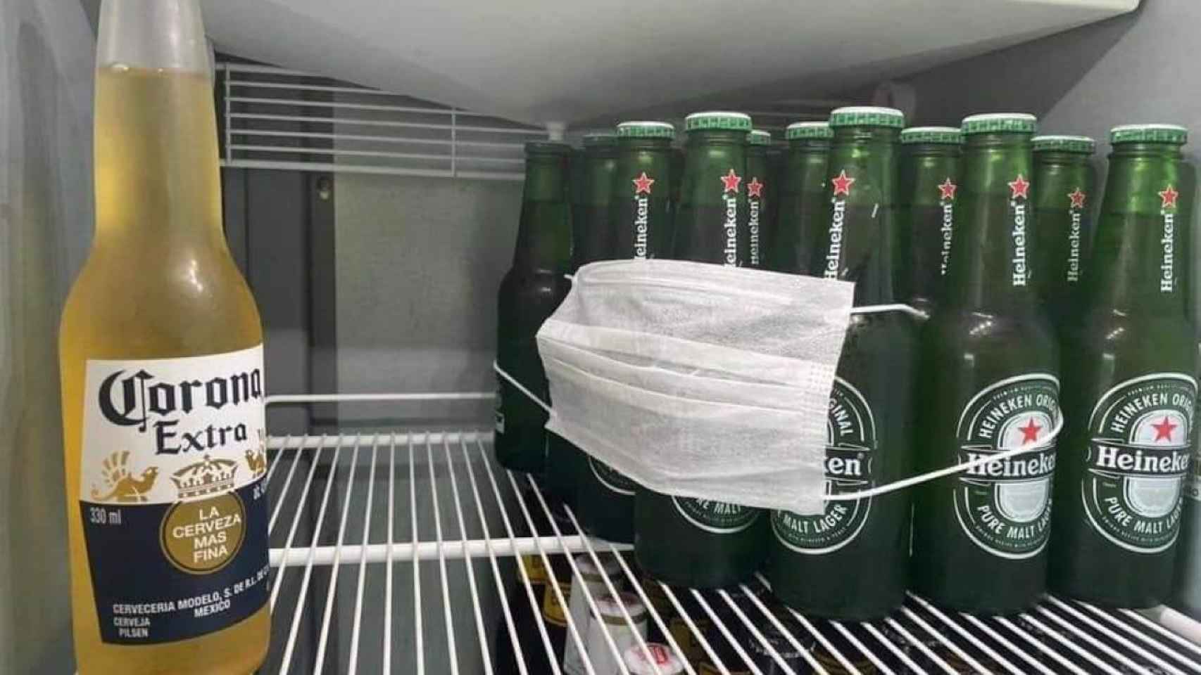 Botellas de Heineken se protegen, en confinamiento, de una Corona / TWITTER