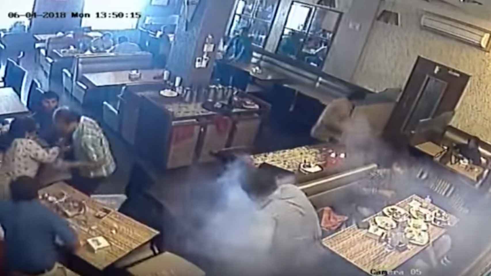 Momento en que el móvil explota en el restaurante