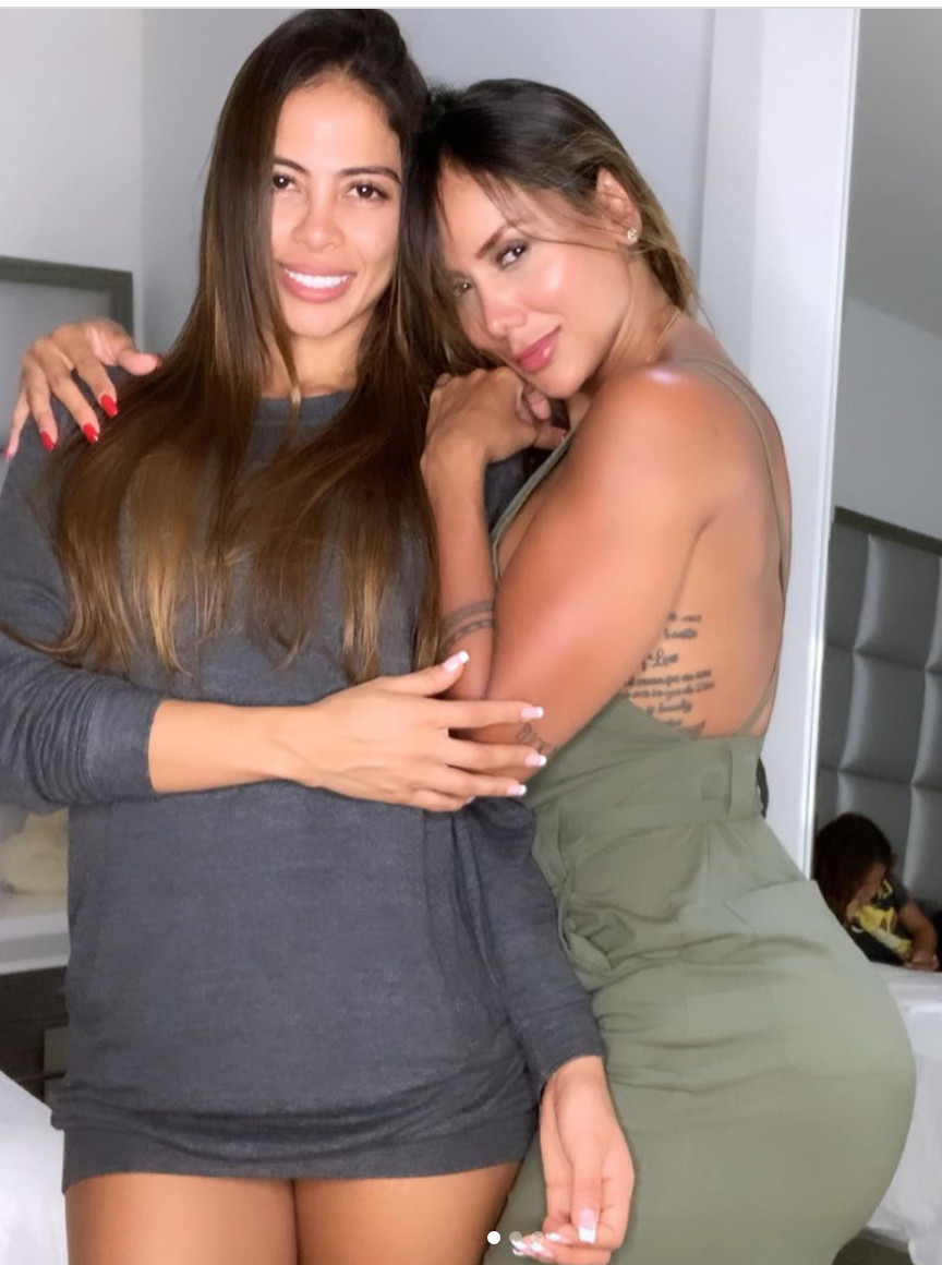 Sonia Isaza con su amiga