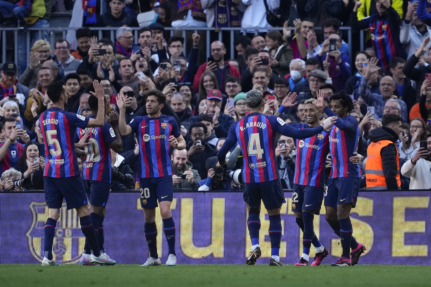 Los jugadores del Barça, celebrando el gol de Raphinha frente al Valencia en el Camp Nou / EFE