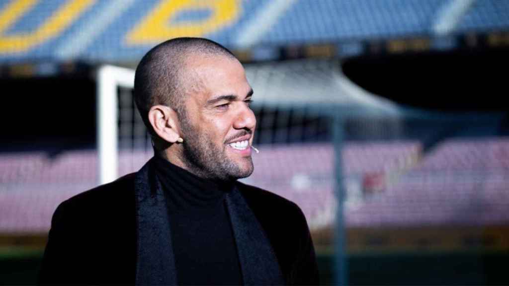 Dani Alves, durante su presentación en el Camp Nou / FCB