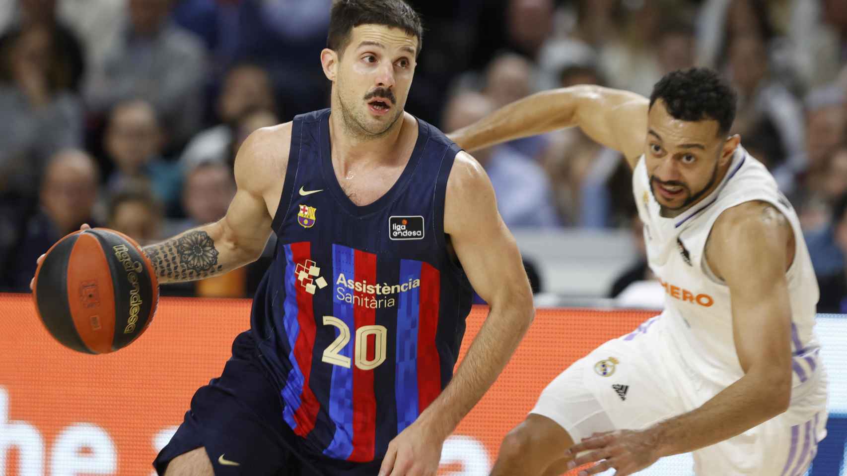 Nicolás Laprovittola supera a Williams-Goss en una acción de ataque contra el Real Madrid en partido de la liga ACB /