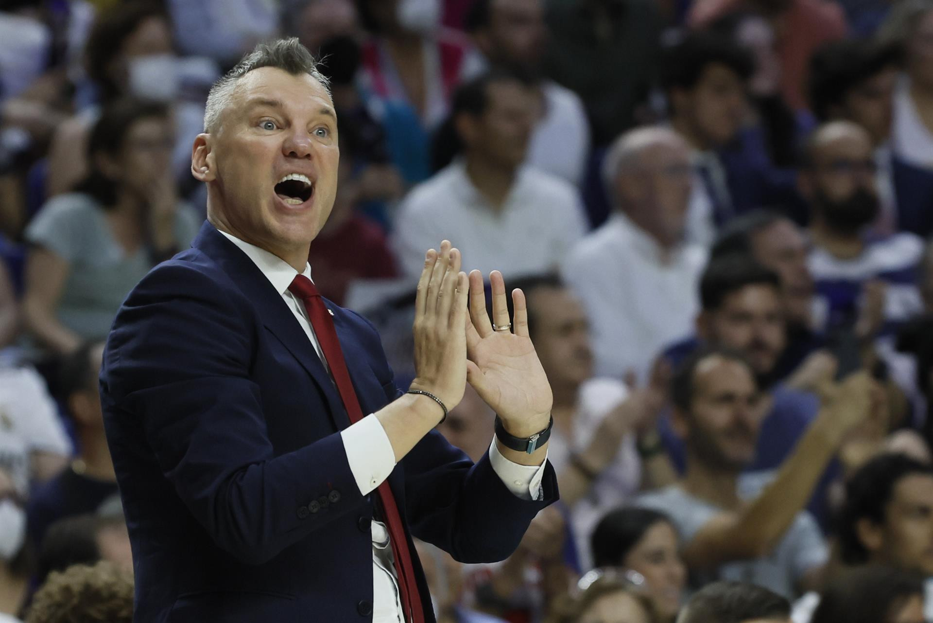 Jasikevicius da instrucciones a los jugadores del Barça en el tercer partido de la final / EFE