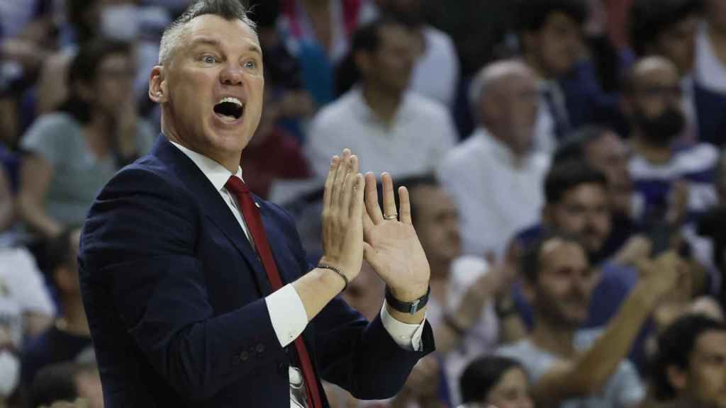 Jasikevicius da instrucciones a los jugadores del Barça en el tercer partido de la final / EFE