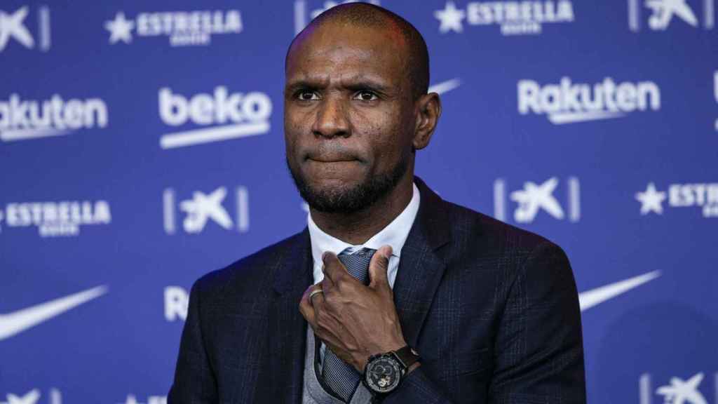 Abidal ajustándose la corbata antes de una rueda de prensa / EFE