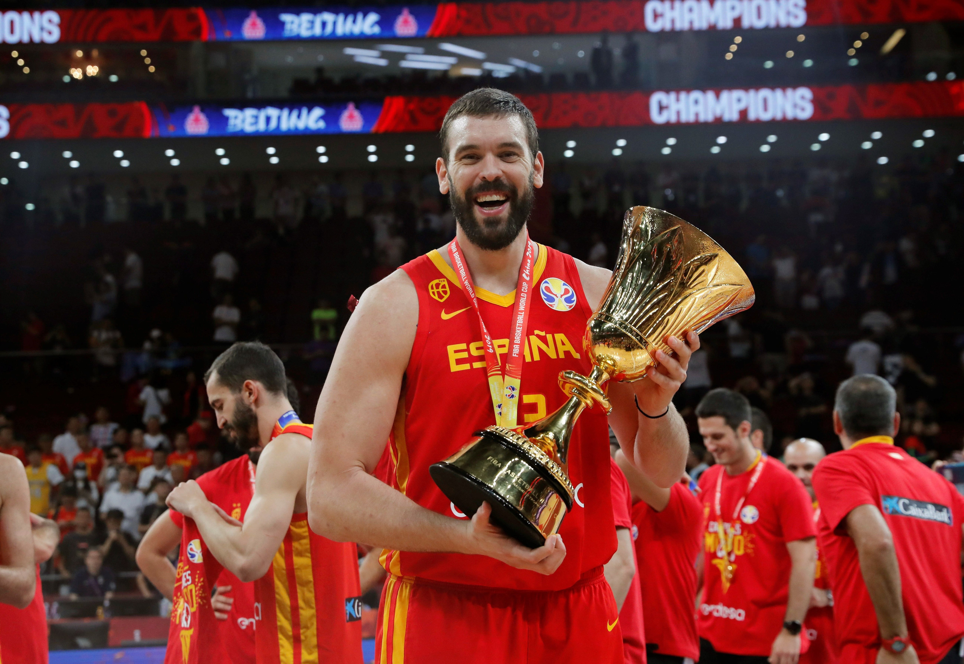 Marc Gasol con el trofeo del Mundial / EFE