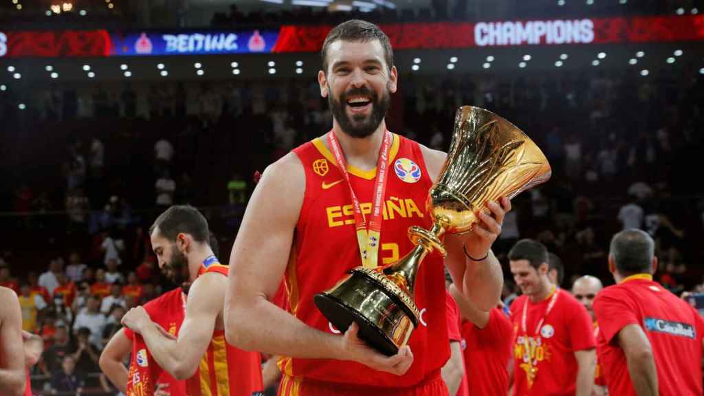 Marc Gasol con el trofeo del Mundial / EFE