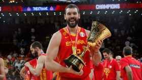 Marc Gasol con el trofeo del Mundial / EFE