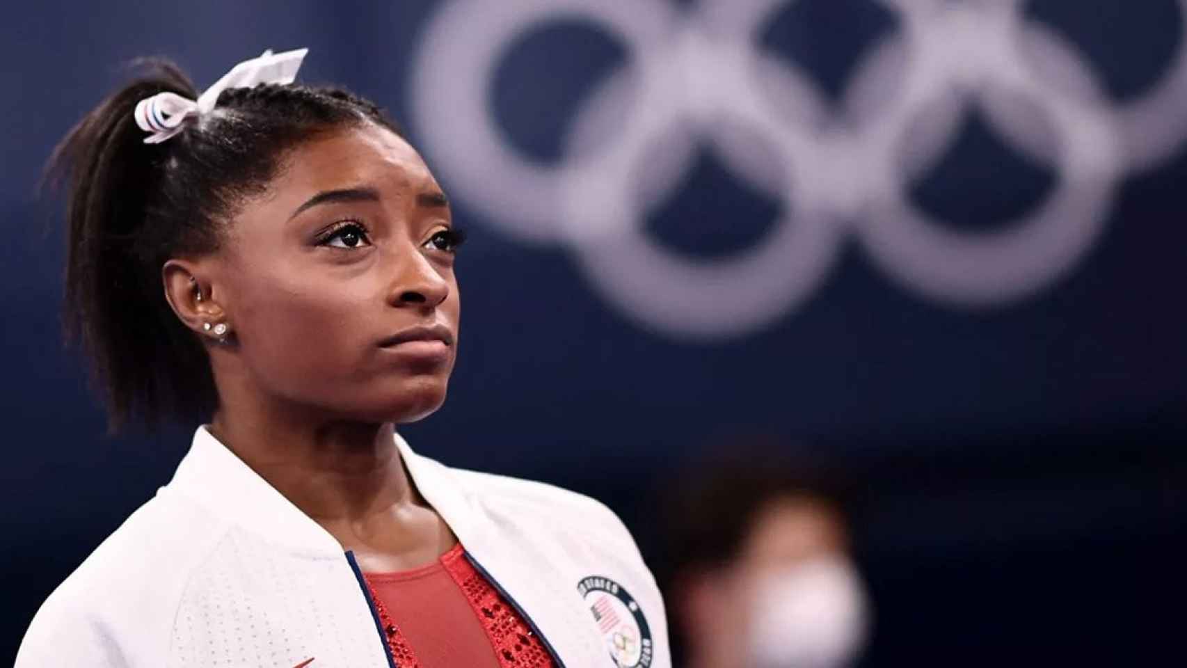 Simone Biles observando la Gimnasia Artística / AFP