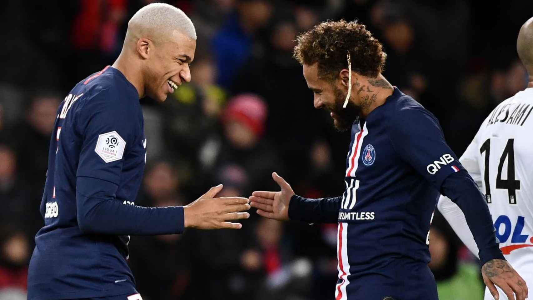 Neymar celebra un gol con Mbappé | EFE