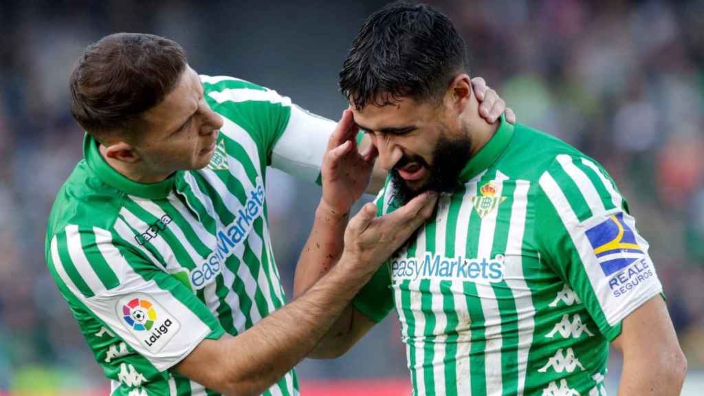 Fekir, jugador del Betis, se duele de un golpe / EFE