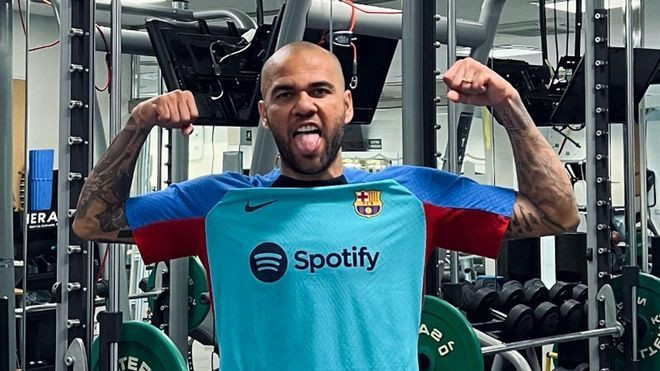 Dani Alves se entrena en las instalaciones del Barça / DANI ALVES