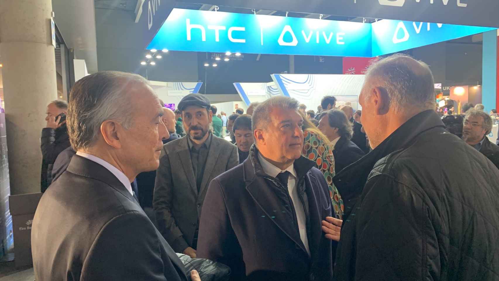 Joan Laporta en el MWC 2023, junto al inseparable Rafa Yuste y al también directivo Miquel Camps / CULEMANIA