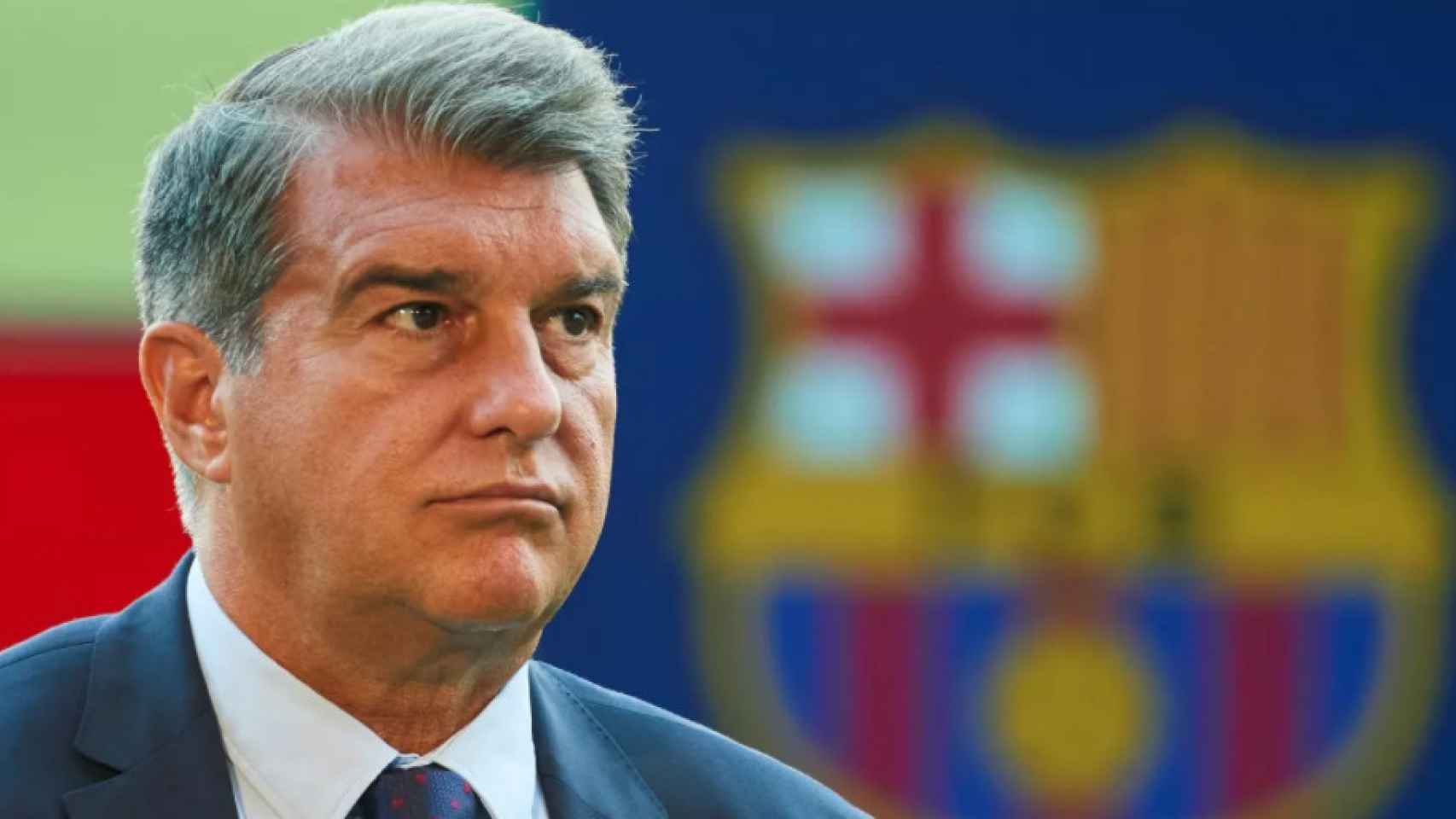 Laporta, con semblante serio, en el Camp Nou / EFE