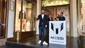 Leo Messi posando con su marca comercial / Redes