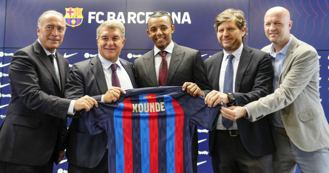 Laporta presenta a Koundé junto a Mateu Alemany, Jordi Cruyff y Rafa Yuste / EFE