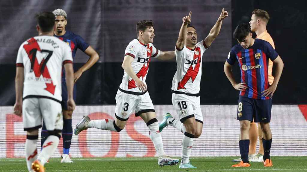 Los jugadores del Rayo celebran un gol anotado contra el Barça de Xavi, en la peor derrota del curso / EFE