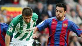 Una disputa de balón entre Joaquín y Xavi / EFE