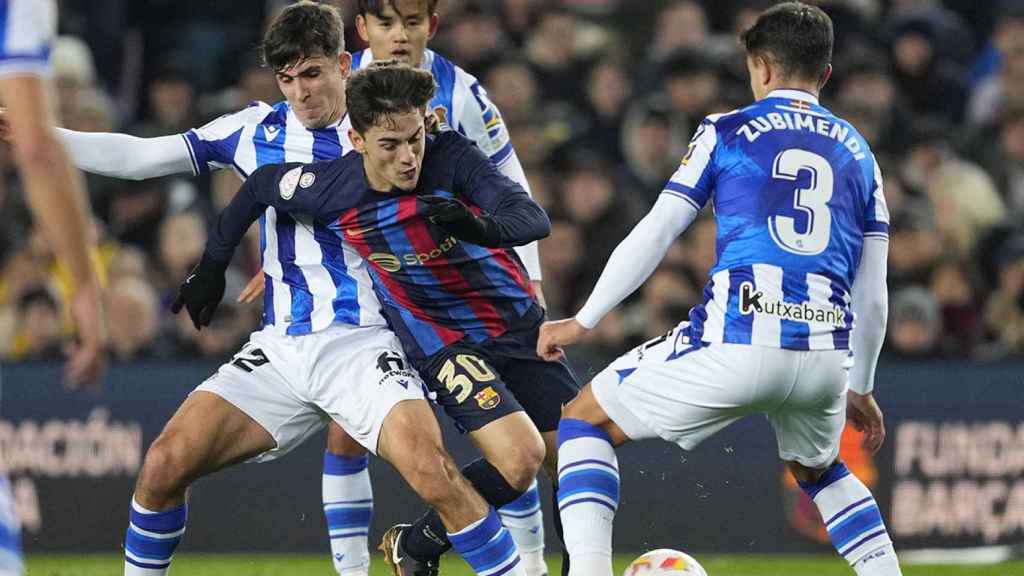 Gavi disputa el balón contra dos jugadores de la Real Sociedad / EFE