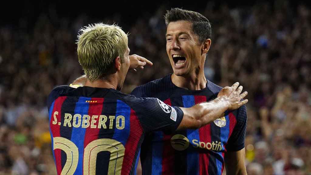 Lewandowski celebra, junto a Sergi Roberto, su gol contra el Viktoria Plzen / EFE