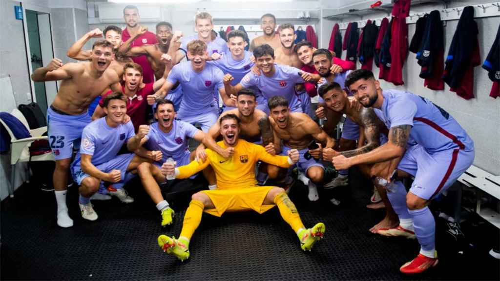 Los jugadores del Barça B, eufóricos, tras una victoria del equipo de Sergi Barjuan en la presente temporada / FCB