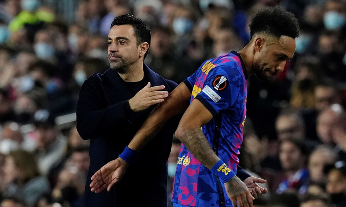 Xavi Hernández, despidiendo a Aubameyang tras sustituirle en el Barça / REDES