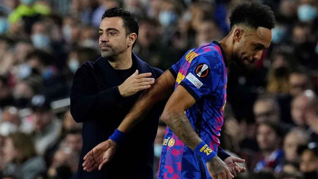 Xavi Hernández, despidiendo a Aubameyang tras sustituirle en el Barça