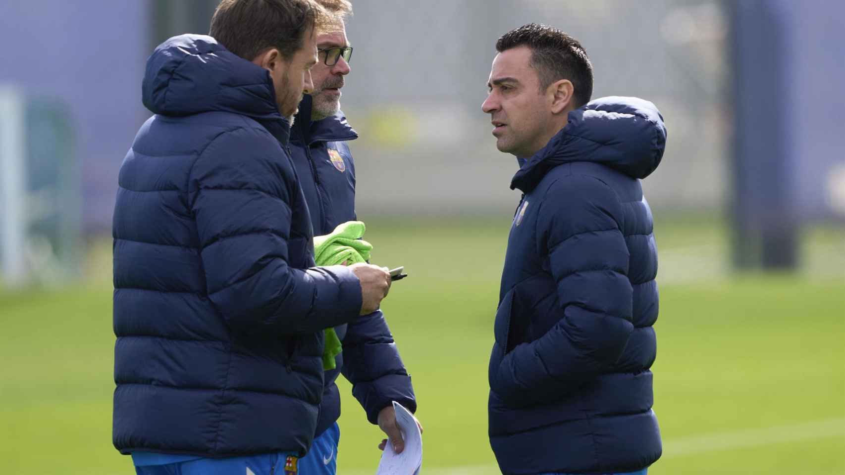 Xavi, en el entrenamiento del Barça antes de jugar contra el Sevilla, pide que el equipo no baje la guardia / EFE