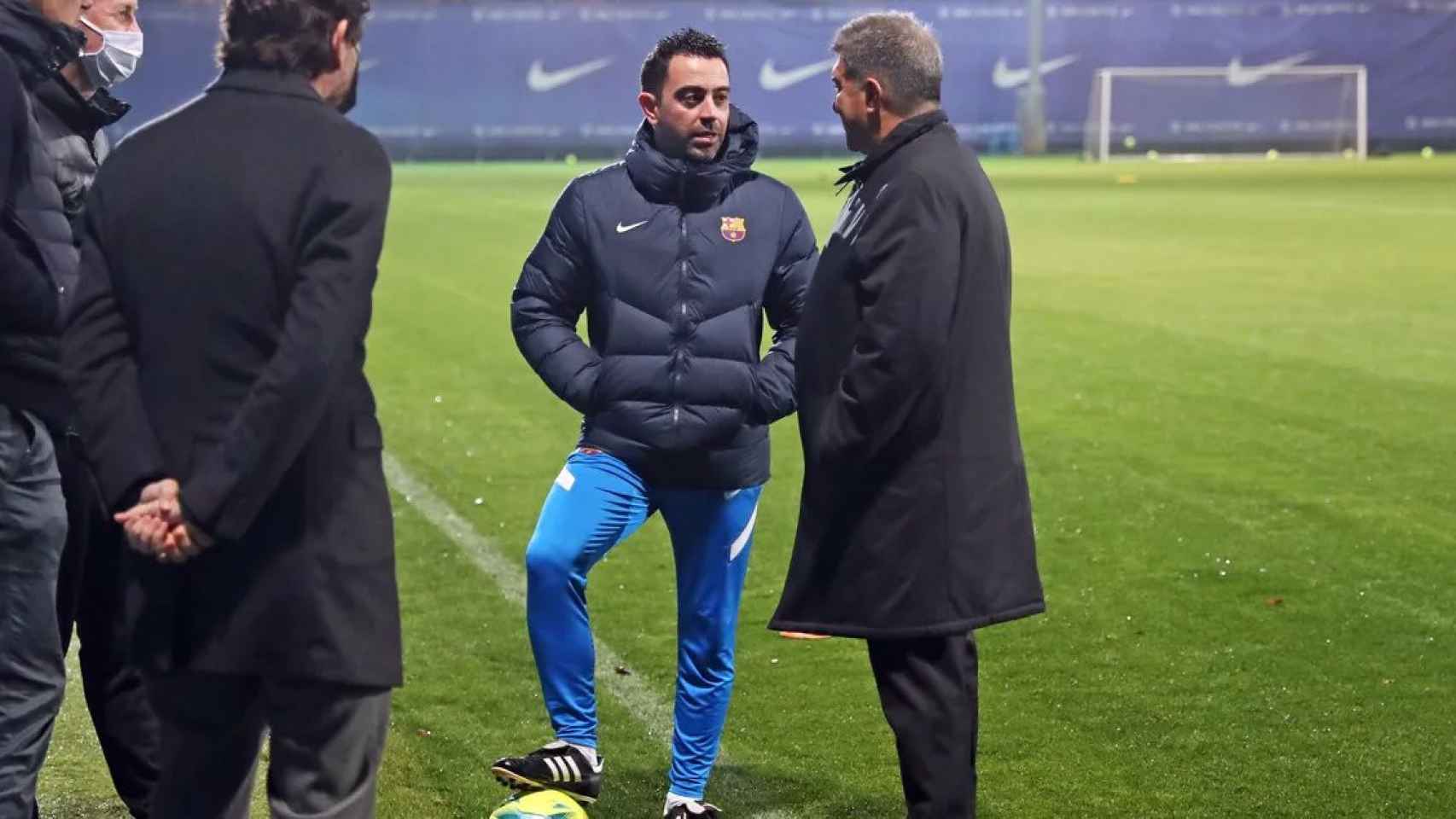 Xavi Hernández y Joan Laporta, conversando durante un entrenamiento del Barça / FCB