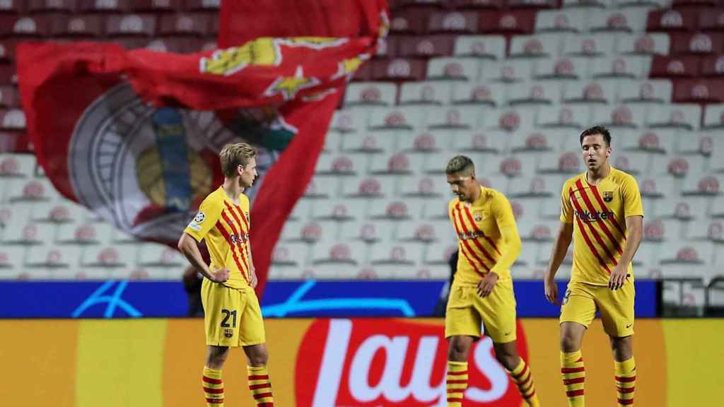 Los jugadores del Barça cabizbajos en Da Luz / EFE