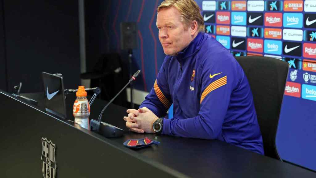 Ronald Koeman el entrenador en rueda de prensa del Barça, presidido por Laporta. Ganar partidos / FC Barcelona