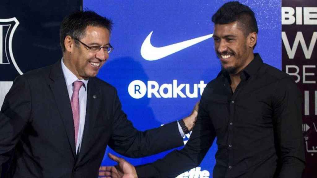 Josep Maria Bartomeu y Paulinho, en la presentación del jugador brasileño con el Barça