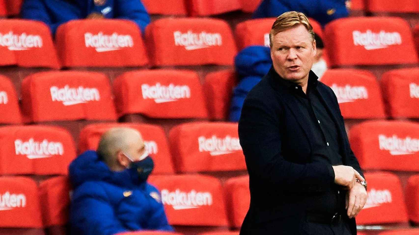 Koeman, molesto con los árbitros durante el Barça-Granada / EFE